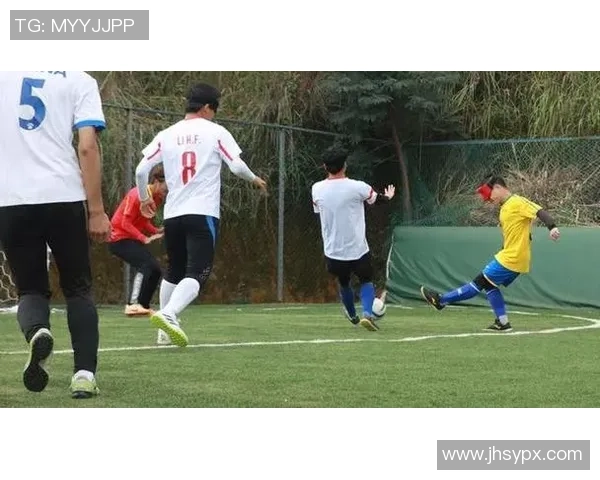 足球场上的暖心时刻 一位球星用行动诠释真正的英雄精神